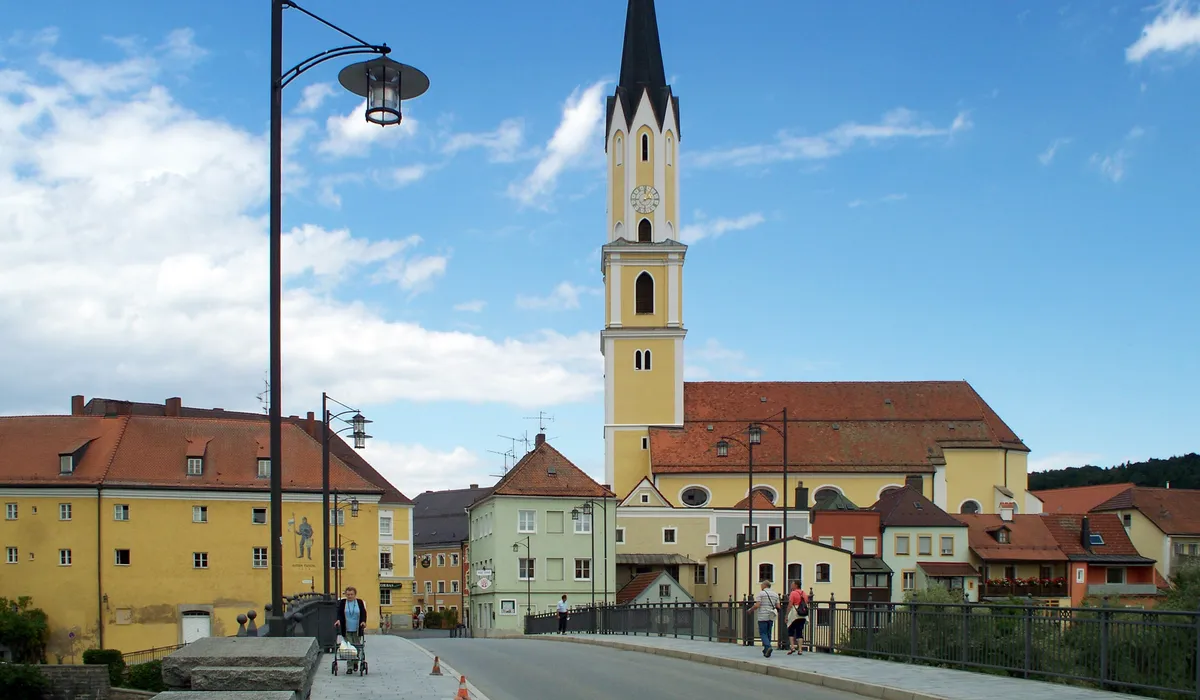 Vilshofen an der Donau: Vilsbrücke mit der Stadtpfarrkirche