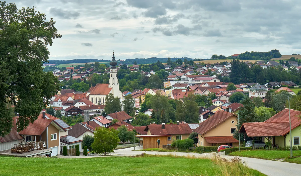 Triftern im Rottal: Ortskern mit Kirche zwischen grünen Hügeln