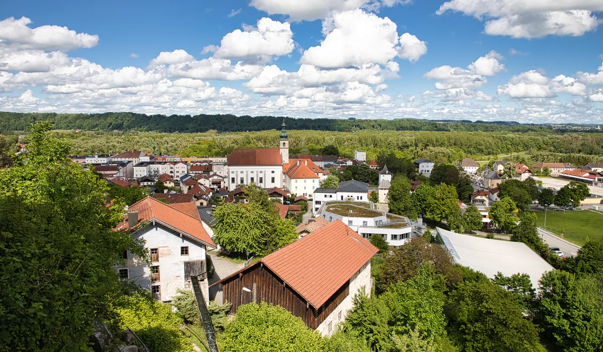 Tittmoning mit Blick über die Salzachauen